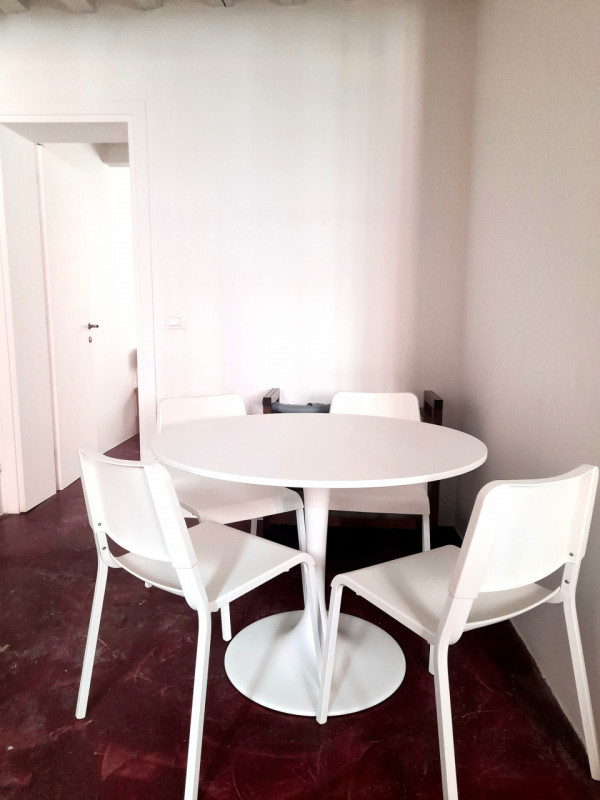 Proponiamo in vendita un prestigioso immobile terra/cielo, porta sola, luminoso, sviluppato su du...