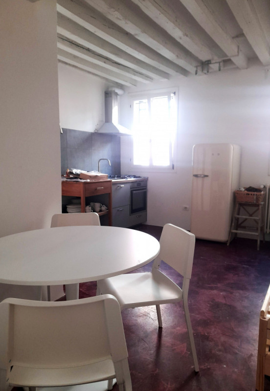 Proponiamo in vendita un prestigioso immobile terra/cielo, porta sola, luminoso, sviluppato su du...