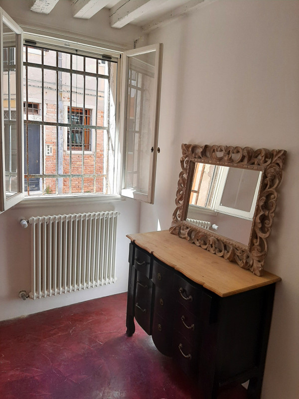 Proponiamo in vendita un prestigioso immobile terra/cielo, porta sola, luminoso, sviluppato su du...