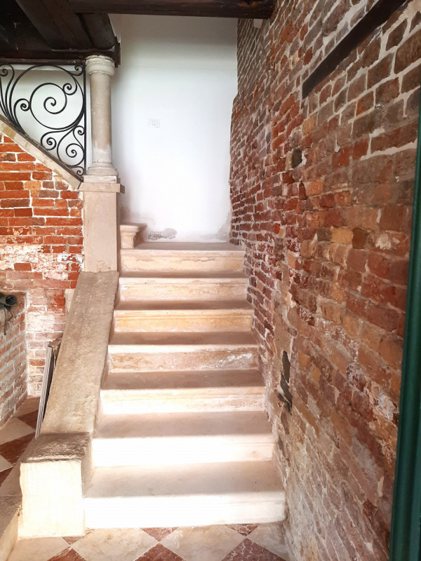 Proponiamo in vendita un prestigioso immobile terra/cielo, porta sola, luminoso, sviluppato su du...