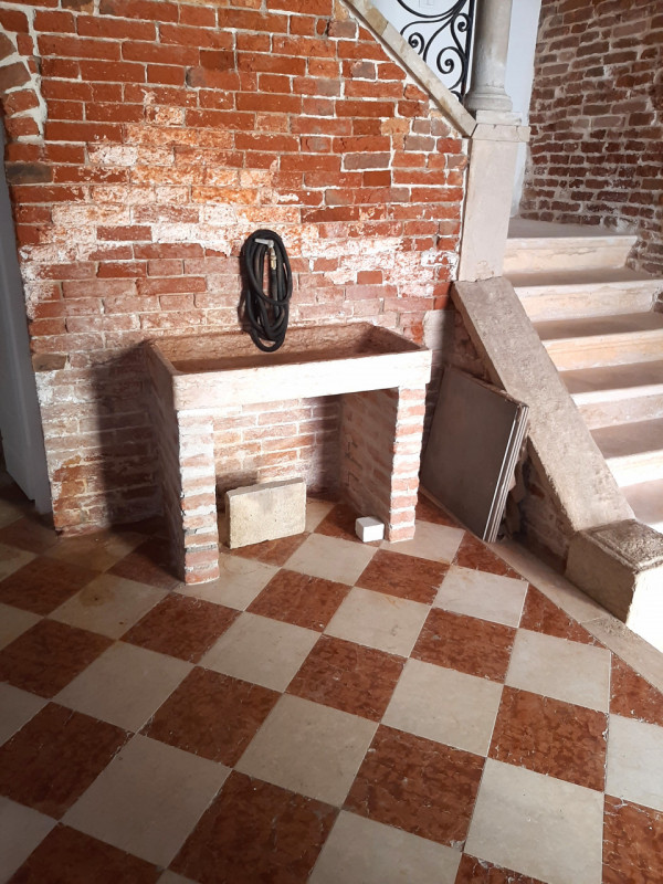 Proponiamo in vendita un prestigioso immobile terra/cielo, porta sola, luminoso, sviluppato su du...