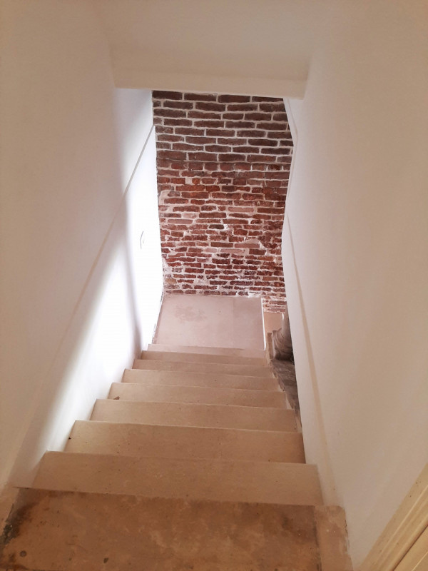 Proponiamo in vendita un prestigioso immobile terra/cielo, porta sola, luminoso, sviluppato su du...