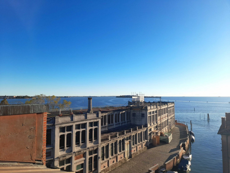 Situato al terzo piano di un complesso di recente costruzione, con pochissime unità abitative, do...