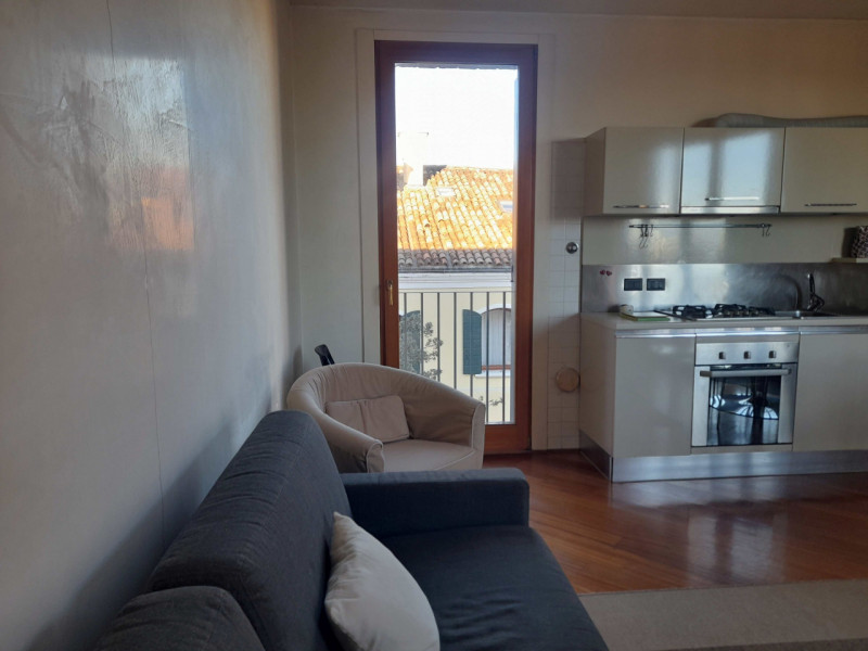 Situato al terzo piano di un complesso di recente costruzione, con pochissime unità abitative, do...