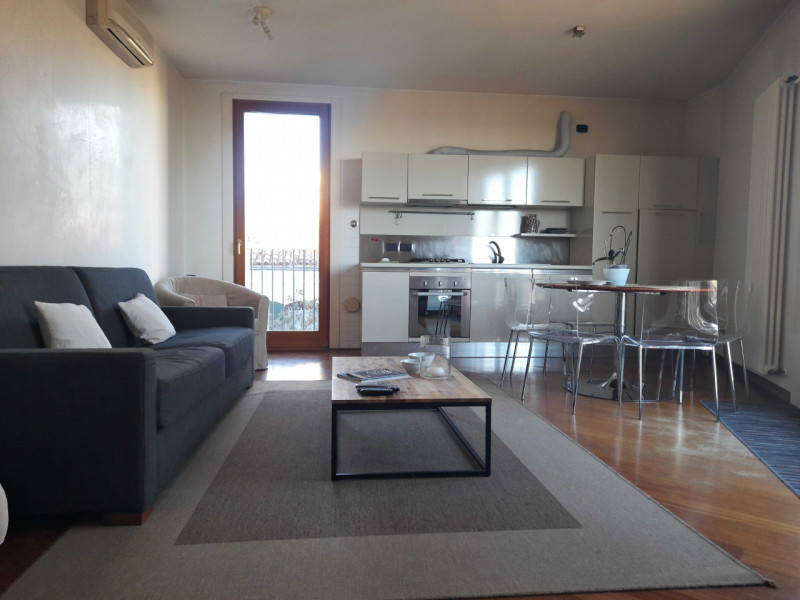 Situato al terzo piano di un complesso di recente costruzione, con pochissime unità abitative, do...