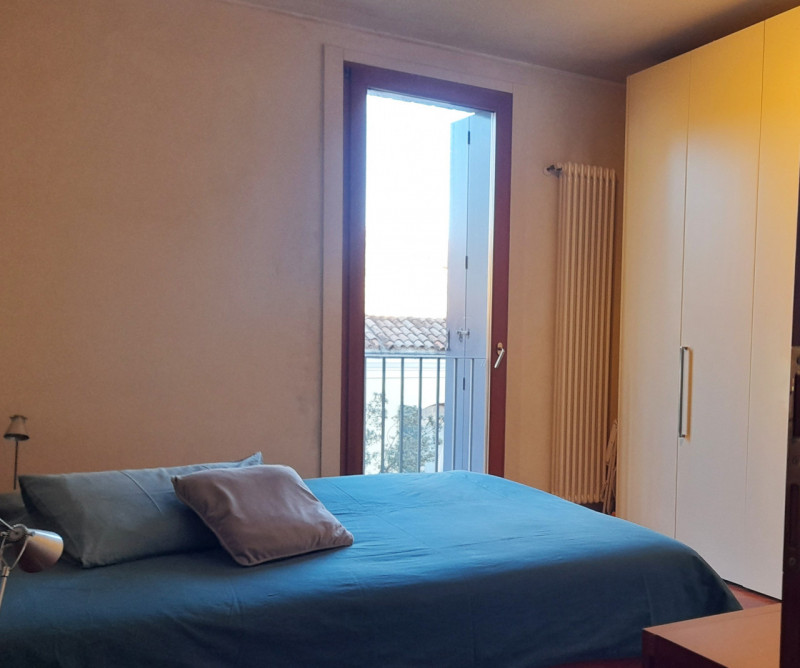 Situato al terzo piano di un complesso di recente costruzione, con pochissime unità abitative, do...