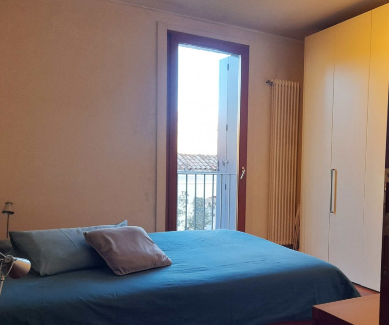 Situato al terzo piano di un complesso di recente costruzione, con pochissime unità abitative, do...