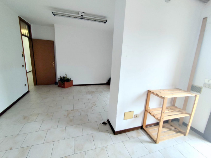 IMMOBILE SU DUE LIVELLI – PONTE SAN NICOLO’ – RONCAGLIA € 270.000 | Rif. CL460

IDEALE PER INVEST...