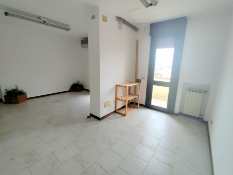 IMMOBILE SU DUE LIVELLI – PONTE SAN NICOLO’ – RONCAGLIA € 270.000 | Rif. CL460

IDEALE PER INVEST...