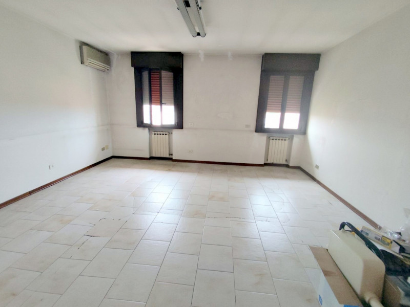 IMMOBILE SU DUE LIVELLI – PONTE SAN NICOLO’ – RONCAGLIA € 270.000 | Rif. CL460

IDEALE PER INVEST...