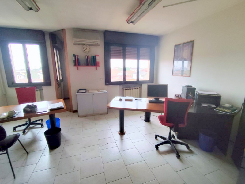 IMMOBILE SU DUE LIVELLI – PONTE SAN NICOLO’ – RONCAGLIA € 270.000 | Rif. CL460

IDEALE PER INVEST...