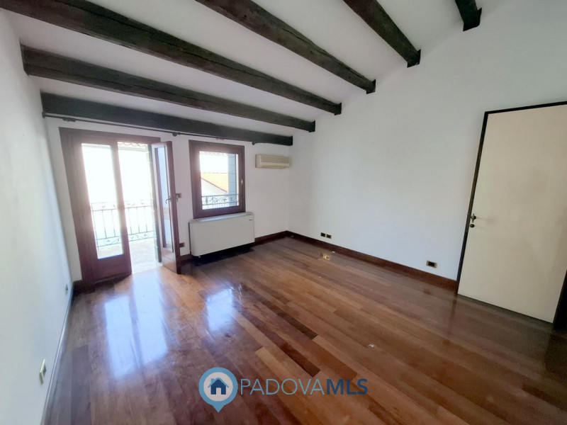 Immobile in esclusiva al Gruppo Padova MLS
Palazzetto indipendente nel cuore del Centro Storico d...