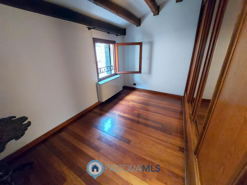 Immobile in esclusiva al Gruppo Padova MLS
Palazzetto indipendente nel cuore del Centro Storico d...