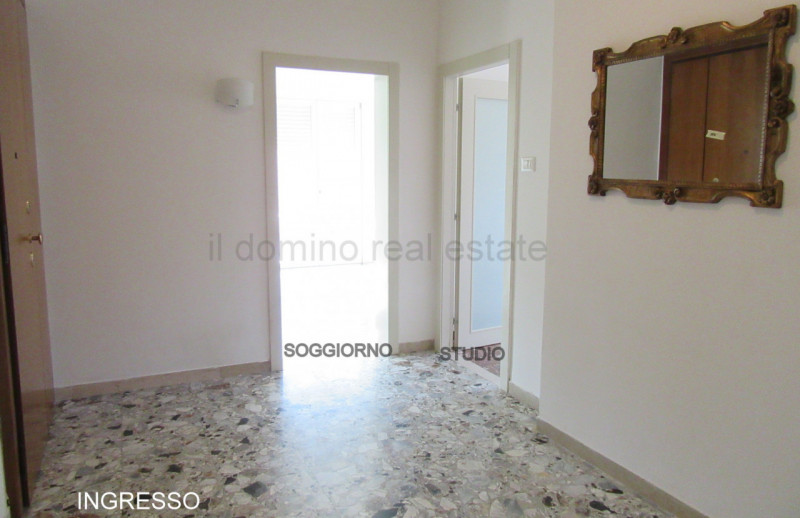 In posizione centrale e servita in quartiere Sacra Famiglia, appartamento libero da subito ristru...