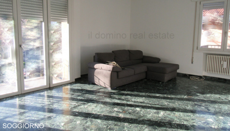 In posizione centrale e servita in quartiere Sacra Famiglia, appartamento libero da subito ristru...