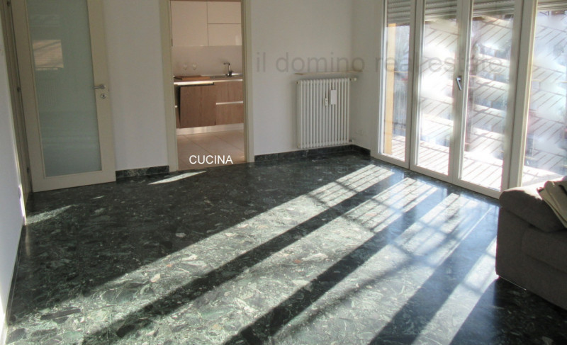 In posizione centrale e servita in quartiere Sacra Famiglia, appartamento libero da subito ristru...