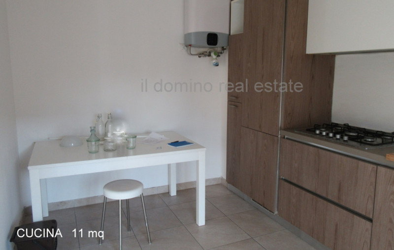 In posizione centrale e servita in quartiere Sacra Famiglia, appartamento libero da subito ristru...