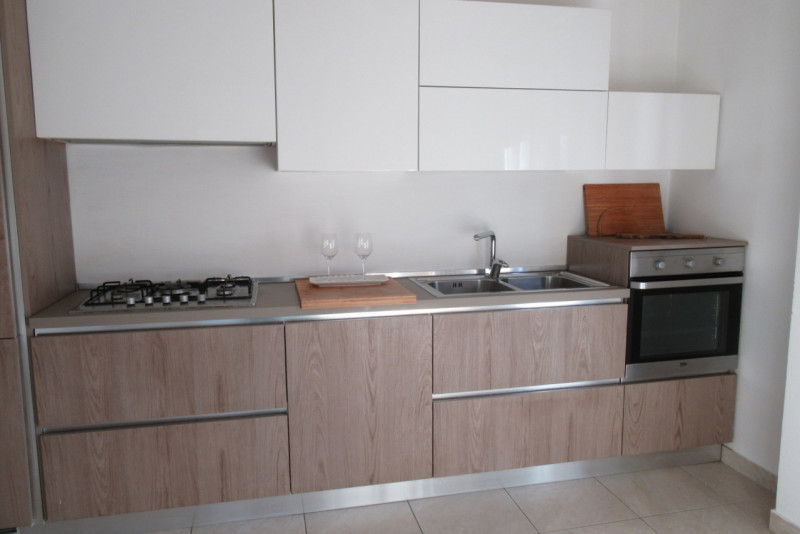 In posizione centrale e servita in quartiere Sacra Famiglia, appartamento libero da subito ristru...