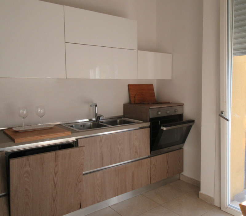 In posizione centrale e servita in quartiere Sacra Famiglia, appartamento libero da subito ristru...