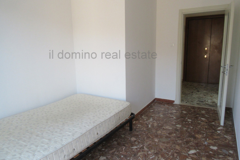 In posizione centrale e servita in quartiere Sacra Famiglia, appartamento libero da subito ristru...