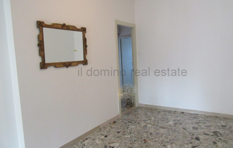 In posizione centrale e servita in quartiere Sacra Famiglia, appartamento libero da subito ristru...