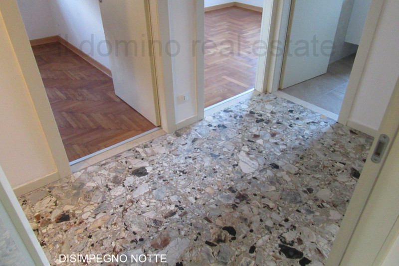 In posizione centrale e servita in quartiere Sacra Famiglia, appartamento libero da subito ristru...