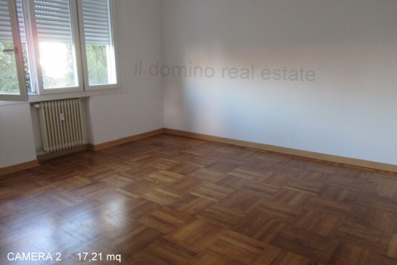 In posizione centrale e servita in quartiere Sacra Famiglia, appartamento libero da subito ristru...