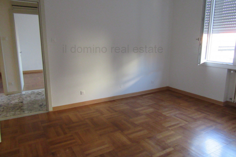 In posizione centrale e servita in quartiere Sacra Famiglia, appartamento libero da subito ristru...