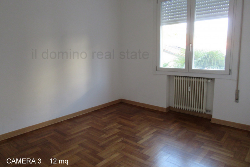 In posizione centrale e servita in quartiere Sacra Famiglia, appartamento libero da subito ristru...