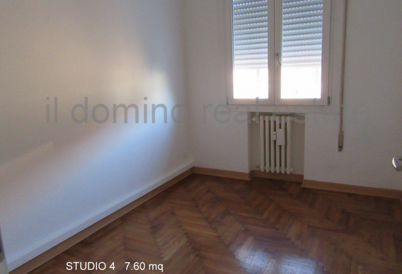 In posizione centrale e servita in quartiere Sacra Famiglia, appartamento libero da subito ristru...