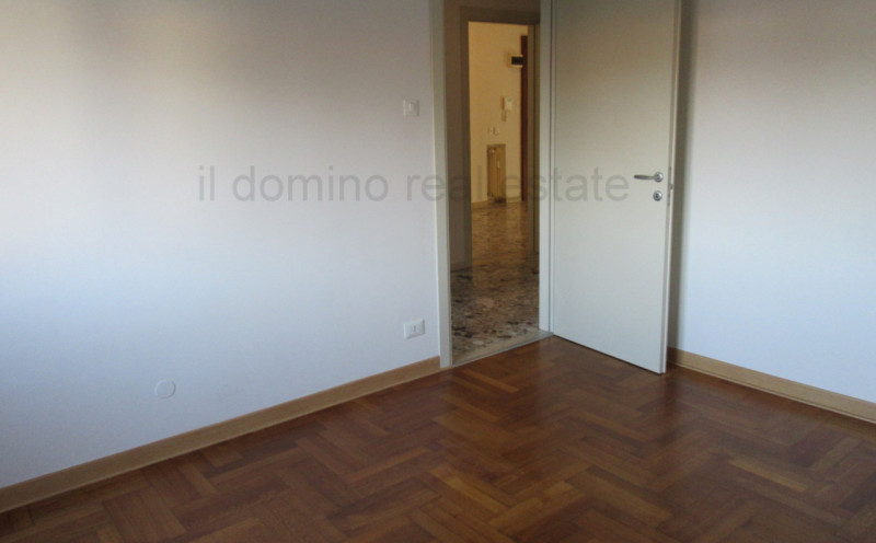 In posizione centrale e servita in quartiere Sacra Famiglia, appartamento libero da subito ristru...