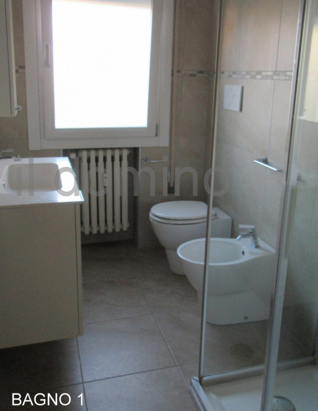 In posizione centrale e servita in quartiere Sacra Famiglia, appartamento libero da subito ristru...