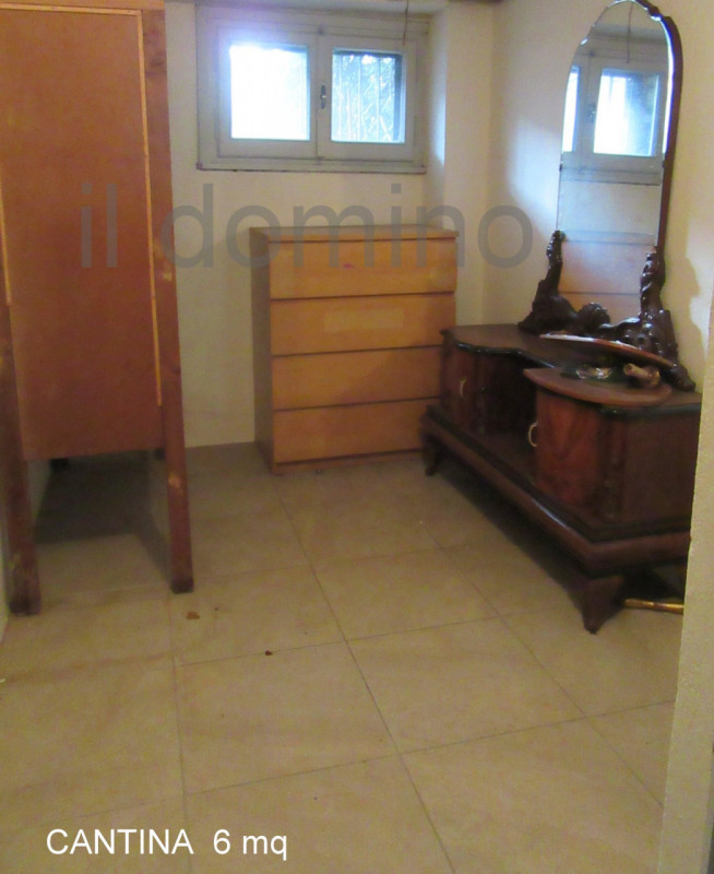 In posizione centrale e servita in quartiere Sacra Famiglia, appartamento libero da subito ristru...