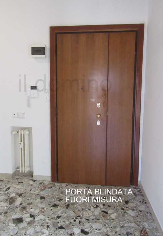 In posizione centrale e servita in quartiere Sacra Famiglia, appartamento libero da subito ristru...