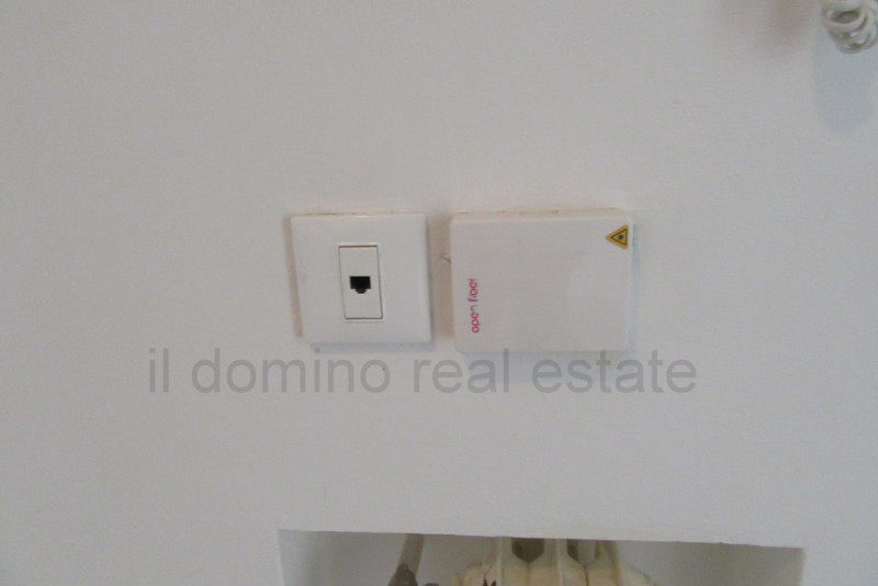 In posizione centrale e servita in quartiere Sacra Famiglia, appartamento libero da subito ristru...