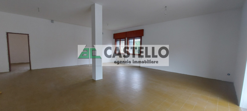 Cadoneghe Mejaniga negozio di circa 100mq netti, con vetrina fronte strada di passaggio, diviso i...