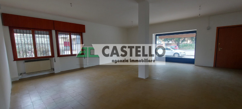 Cadoneghe Mejaniga negozio di circa 100mq netti, con vetrina fronte strada di passaggio, diviso i...