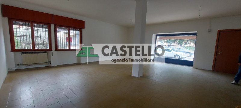 Cadoneghe Mejaniga negozio di circa 100mq netti, con vetrina fronte strada di passaggio, diviso i...