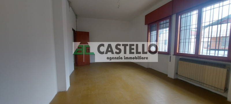 Cadoneghe Mejaniga negozio di circa 100mq netti, con vetrina fronte strada di passaggio, diviso i...