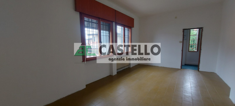 Cadoneghe Mejaniga negozio di circa 100mq netti, con vetrina fronte strada di passaggio, diviso i...