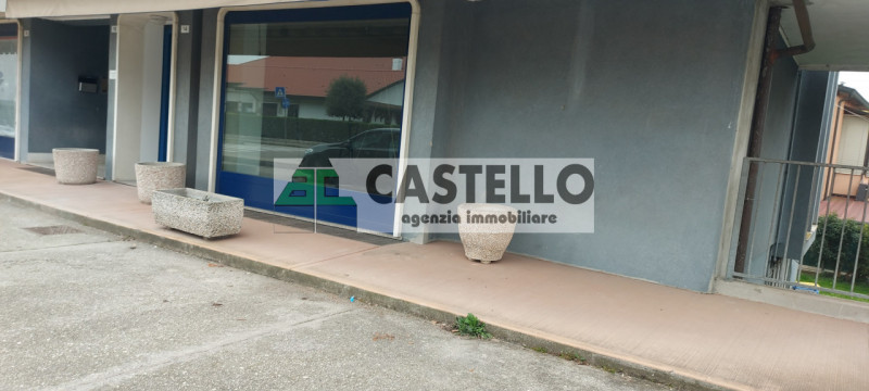 Cadoneghe Mejaniga negozio di circa 100mq netti, con vetrina fronte strada di passaggio, diviso i...