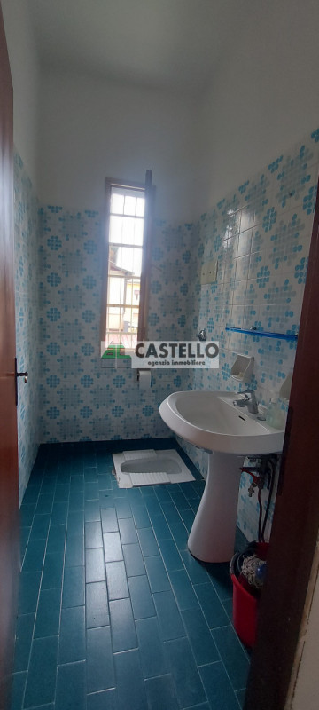 Cadoneghe Mejaniga negozio di circa 100mq netti, con vetrina fronte strada di passaggio, diviso i...