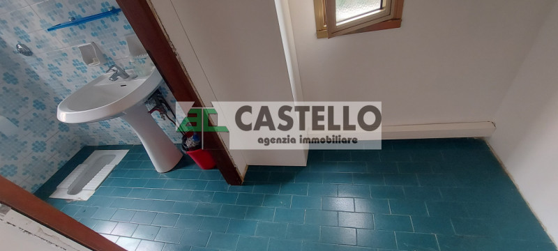 Cadoneghe Mejaniga negozio di circa 100mq netti, con vetrina fronte strada di passaggio, diviso i...