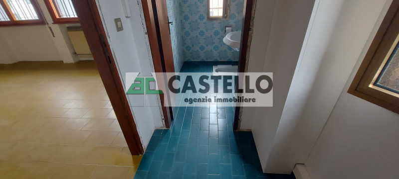 Cadoneghe Mejaniga negozio di circa 100mq netti, con vetrina fronte strada di passaggio, diviso i...