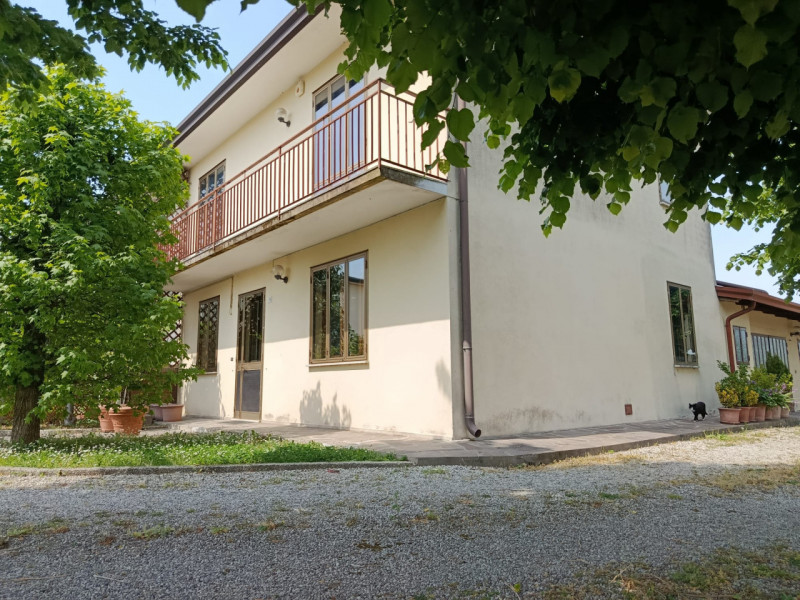 VIGONZA-Perarolo-: nel centro del paese, in una tranquilla zona residenziale con strada chiusa, p...