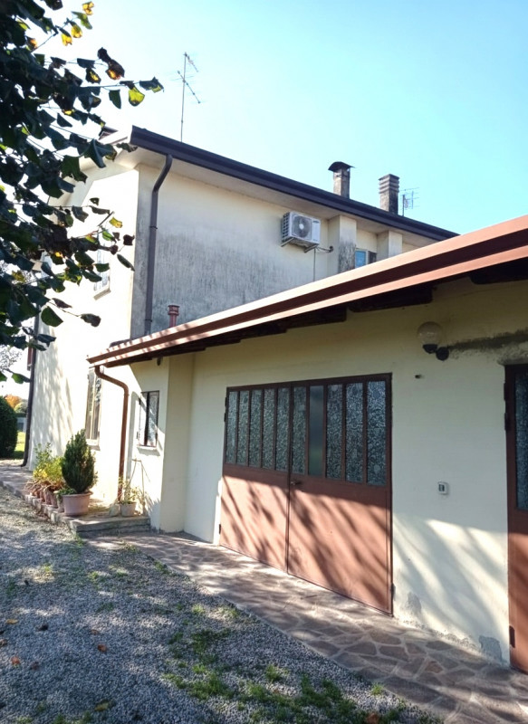 VIGONZA-Perarolo-: nel centro del paese, in una tranquilla zona residenziale con strada chiusa, p...