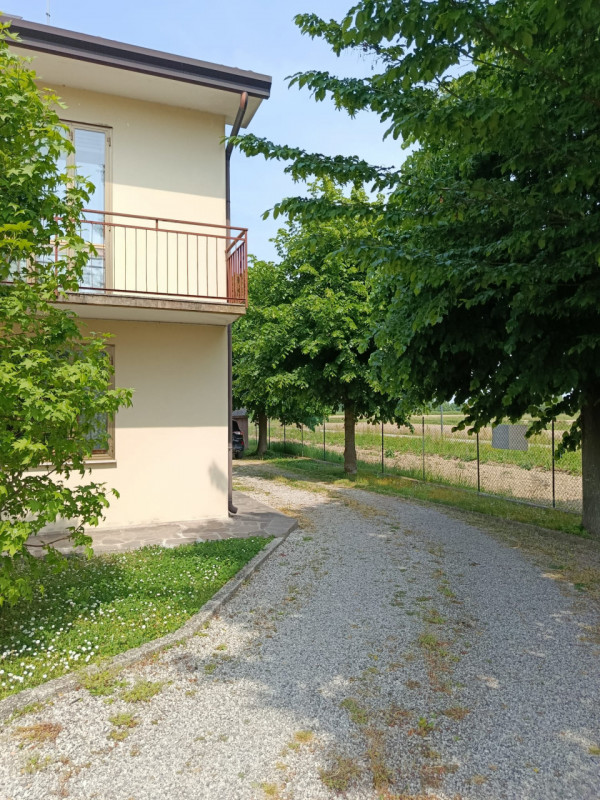 VIGONZA-Perarolo-: nel centro del paese, in una tranquilla zona residenziale con strada chiusa, p...