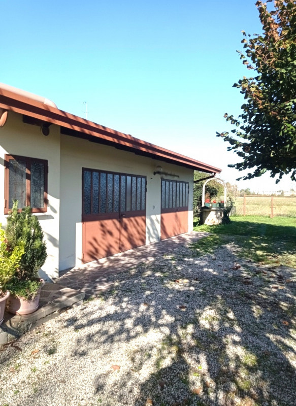 VIGONZA-Perarolo-: nel centro del paese, in una tranquilla zona residenziale con strada chiusa, p...