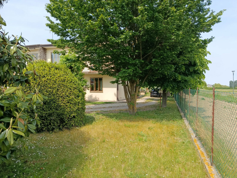 VIGONZA-Perarolo-: nel centro del paese, in una tranquilla zona residenziale con strada chiusa, p...