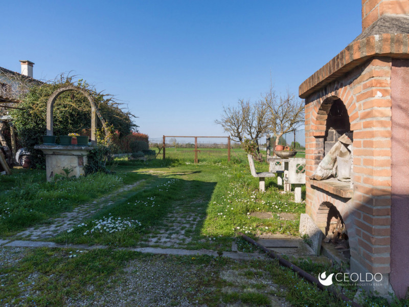 VIGONZA-Perarolo-: nel centro del paese, in una tranquilla zona residenziale con strada chiusa, p...
